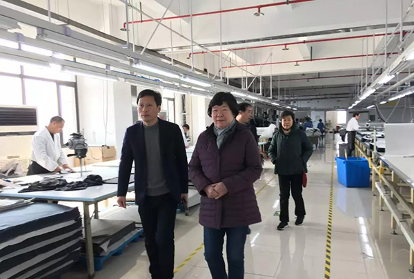 虎豹集團沙增斌副總經理陪同謝會長、郁會長參觀工廠